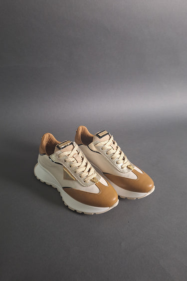 Elegante camel und elfenbeinfarbene Sneakers mit goldene Akzente