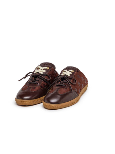 Par de sapatilhas mule BAMBURI castanhas com tecido monogramado, atacadores contrastantes e solas de borracha