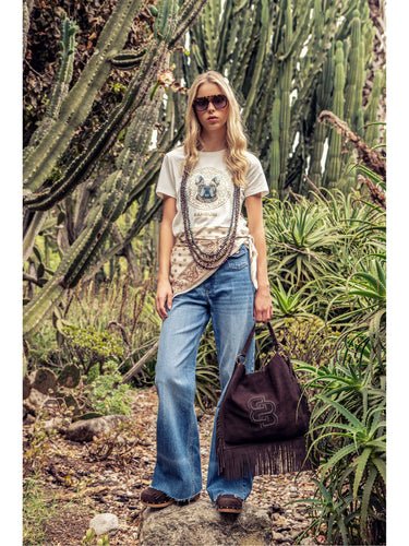 ブルージーンズにヌードカラーBAMBURIマンダラ フレンチブルドッグTシャツを合わせた女性