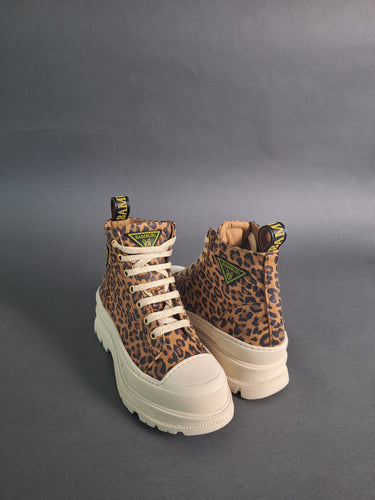 Tênis cano alto com estampa de leopardo