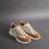 Elegante camel und elfenbeinfarbene Sneakers mit goldene Akzente