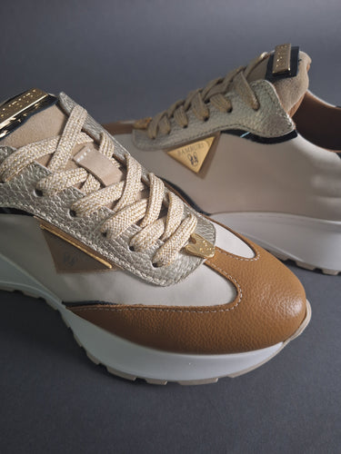 Elegante camel und elfenbeinfarbene Sneakers mit goldene Akzente