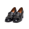 Mocassins de salto em pele preta com tachas e corrente dourada