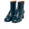 Botins em pele azul profundo com ferragens douradas