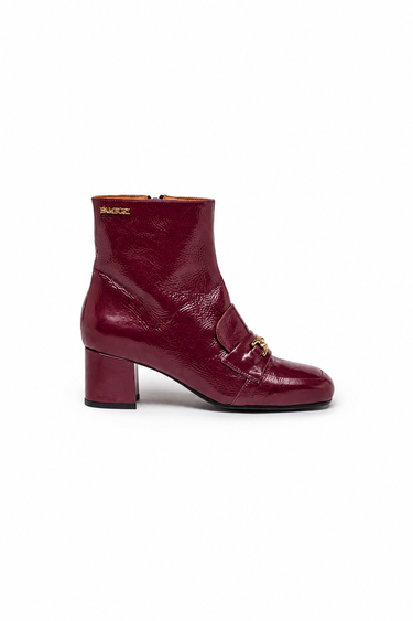 BE0040-01 — Botins em pele bordô com ferragens douradas — vista lateral