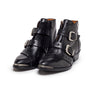 Botins de bico fino em pele preta com fivelas