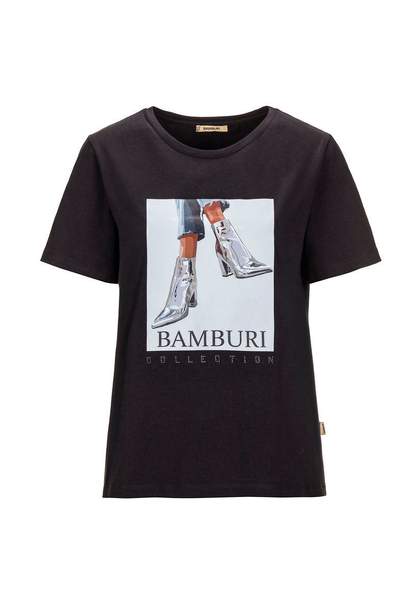 T-shirt BAMBURI preta com gráfico de botas metálicas e letras COLLECTION