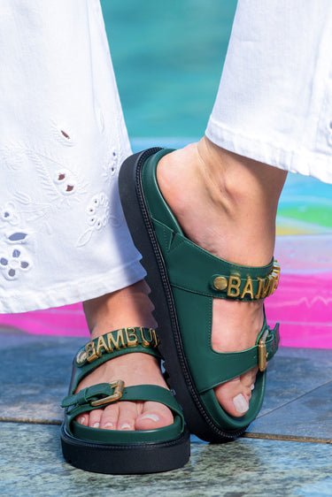 Verde floresta Sandálias com logo dourado