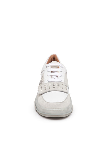 Brancas Sapatilhas em pele com tachas detalhes