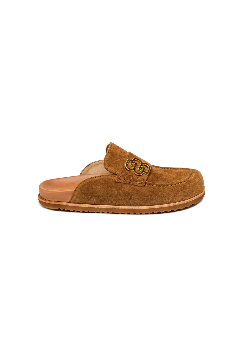 Mules Loafer em Camurça Camel com Logótipo Dourado